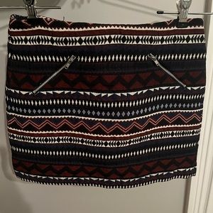 DIVIDED Patterned skirt size 4